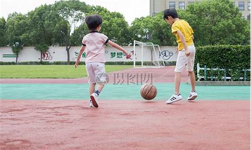 小孩玩篮球还是足球-孩子踢足球好还是篮球好